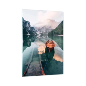 Obraz na szkle - Drewniana łódź przycumowana do pomostu na tle gór i spokojnego jeziora - 70x100cm - Spokojny sen gór - Nowoczesna dekoracja ścienna do salonu i sypialni ARTTOR
