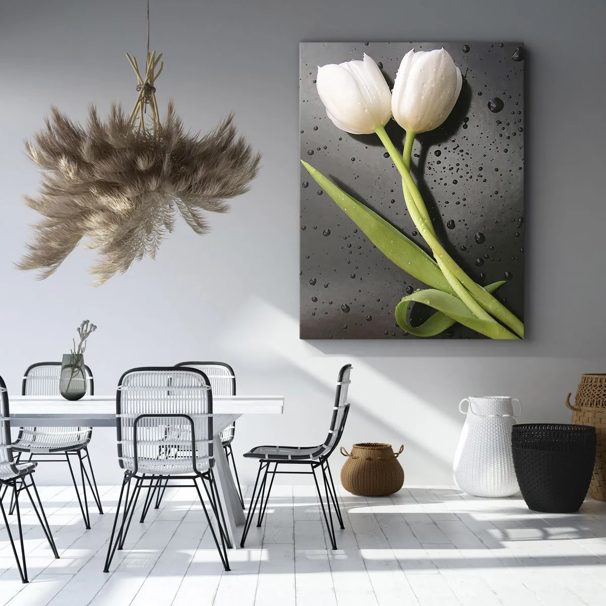 Obraz na płótnie - Białe tulipany na mokrej czarnej powierzchni - 50x70cm - Wiosenny splot - Nowoczesna dekoracja ścienna do salonu, kuchni i sypialni ARTTOR