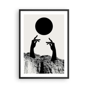 Plakat w czarnej ramie - Symboliczne dłonie sięgające po czarną kulę na tle skał - 50x70cm - Kompozycja surrealistyczna: słońce i reszta - Nowoczesna dekoracja ścienna do salonu i sypialni ARTTOR