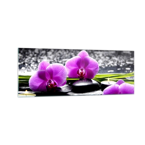 Obraz na szkle - Fioletowe orchidee na tle kamieni i świeczek w relaksacyjnej scenerii - 140x50cm - Utonąć w ciszy i spokoju - Nowoczesna dekoracja ścienna do salonu i sypialni ARTTOR