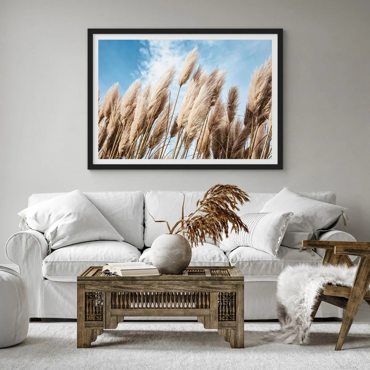 Plakat w czarnej ramie - Delikatne trawy pampasowe na tle błękitnego nieba z lekkimi chmurami - 70x50cm - Słoneczna i wietrzna pieszczota - Nowoczesna dekoracja ścienna do salonu i sypialni ARTTOR