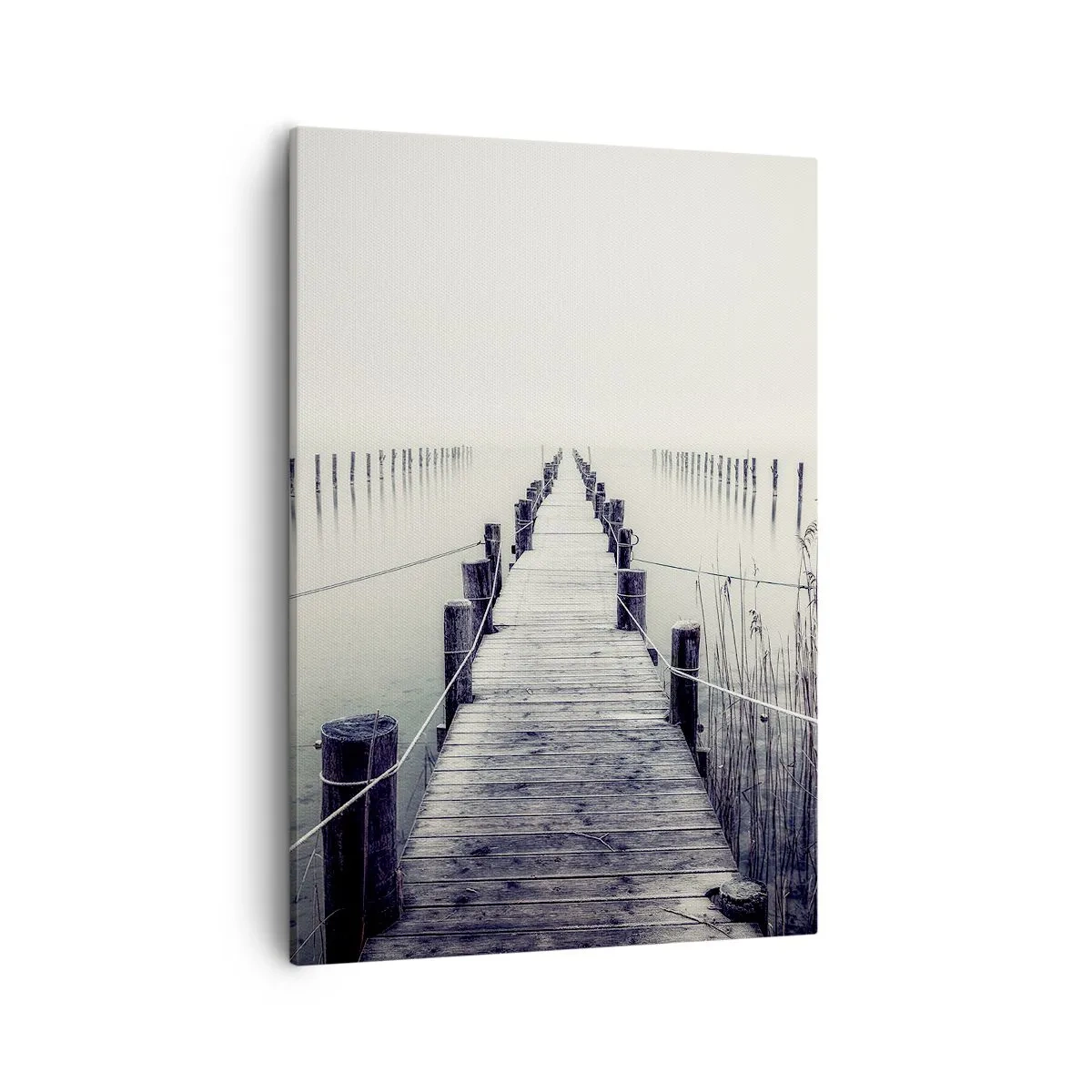 Obraz na płótnie - Drewniany pomost prowadzący w głąb mglistego jeziora - 50x70cm - Zanurz się w spokoju - Nowoczesna dekoracja ścienna do salonu, kuchni i sypialni ARTTOR