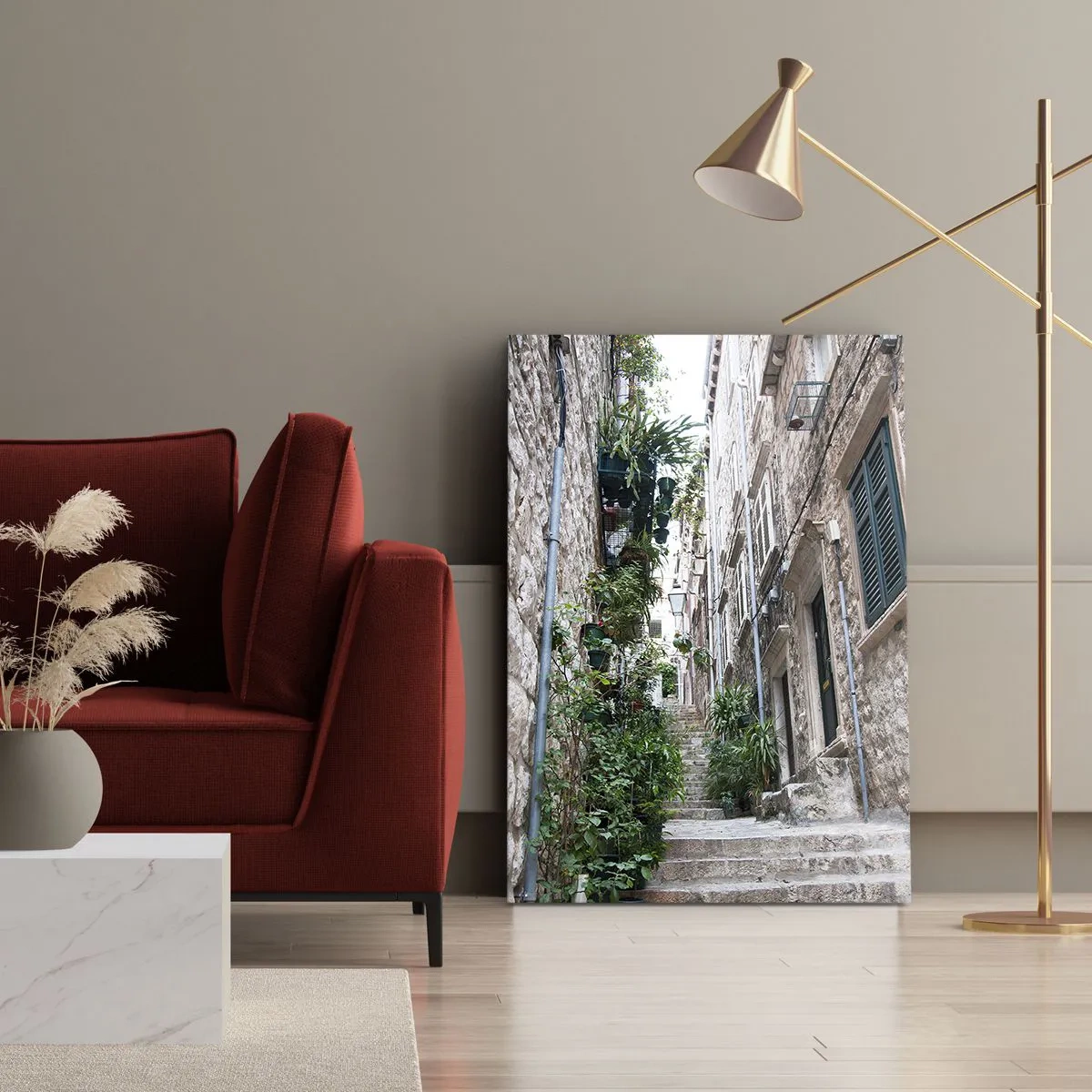Obraz na płótnie - Kamienne schody w wąskiej, śródziemnomorskiej uliczce z bujną roślinnością - 50x70cm - Starego miasta czar - Nowoczesna dekoracja ścienna do salonu, kuchni i sypialni ARTTOR