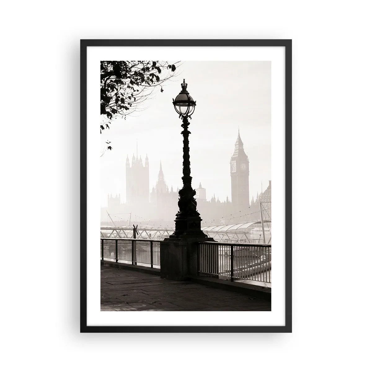 Plakat w czarnej ramie - Czarno-biała fotografia latarni na tle mglistych zabytków miasta - 50x70cm - Londyński poranek - Nowoczesna dekoracja ścienna do salonu i sypialni ARTTOR