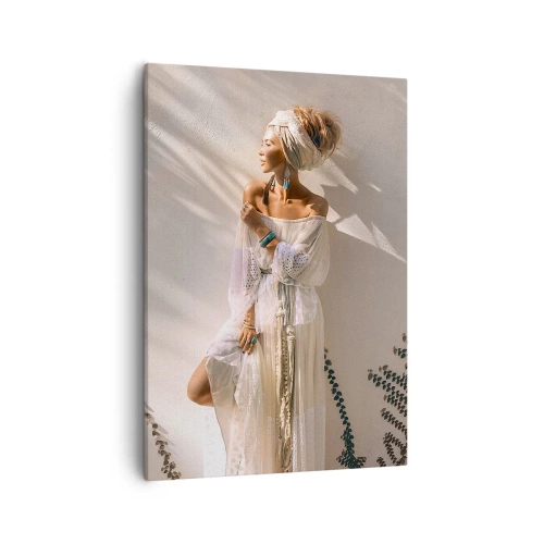 Obraz na płótnie - Kobieta w białej sukni w promieniach słońca na tle jasnej ściany - 50x70cm - Słońce i dziewczyna - Nowoczesna dekoracja ścienna do salonu, kuchni i sypialni ARTTOR