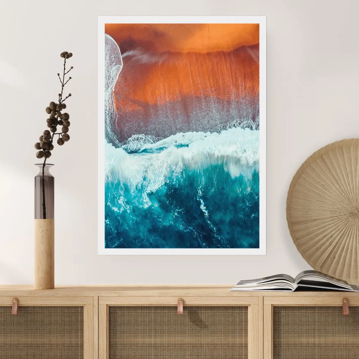 Plakat - Fale oceanu uderzające o brzeg z piaskiem w ciepłych barwach - 50x70cm - Dotyk oceanu - Nowoczesna dekoracja ścienna do salonu, kuchni i sypialni ARTTOR