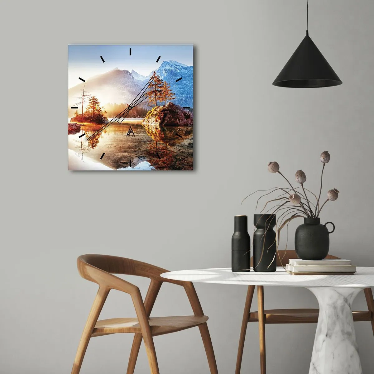 Zegar ścienny - Jezioro z wyspami i górami w tle o wschodzie słońca - 30x30cm - Natura w nowym świetle - Nowoczesna dekoracja ścienna do salonu i sypialni ARTTOR