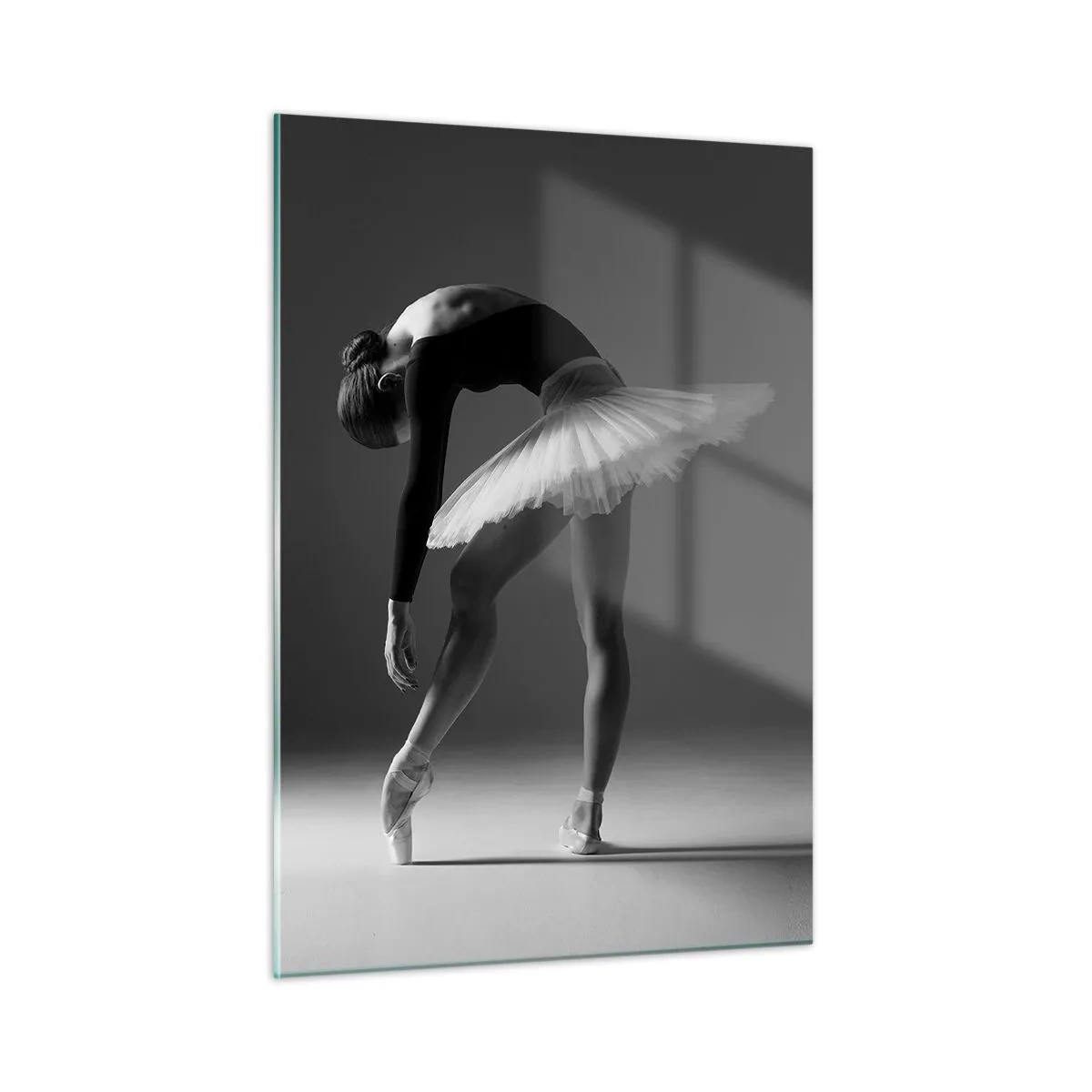 Obraz na szkle - Czarno-biała sylwetka baletnicy w pozie pełnej gracji - 50x70cm - Bella balerina - Nowoczesna dekoracja ścienna do salonu, kuchni i sypialni ARTTOR