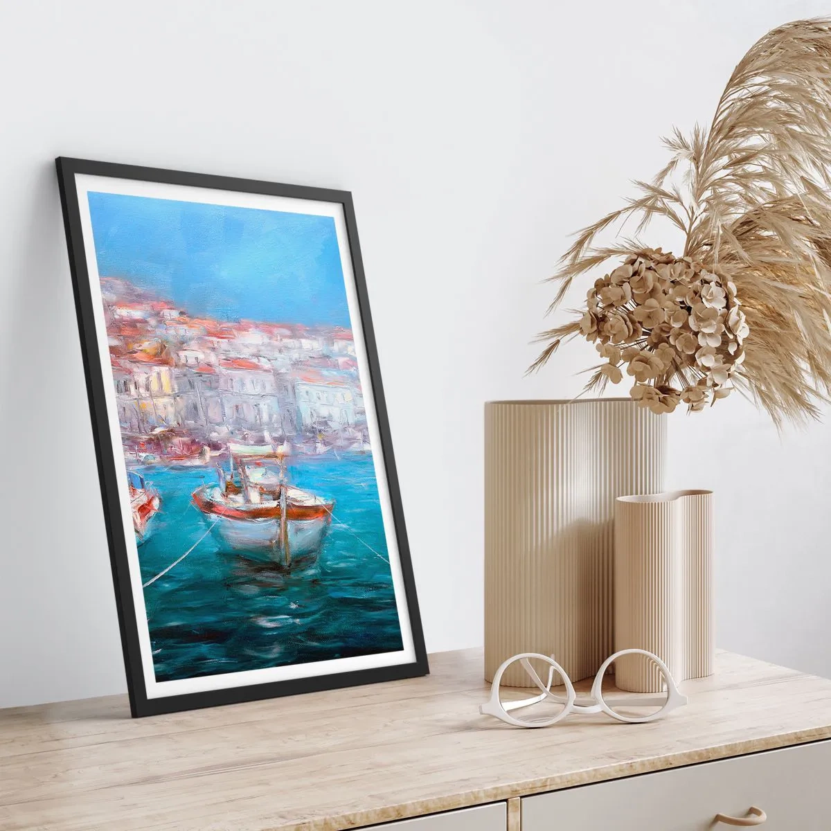 Plakat w czarnej ramie - Łódź w porcie, widok na miasto - 50x70cm - Włoska zatoka - Nowoczesna dekoracja ścienna do salonu i sypialni ARTTOR