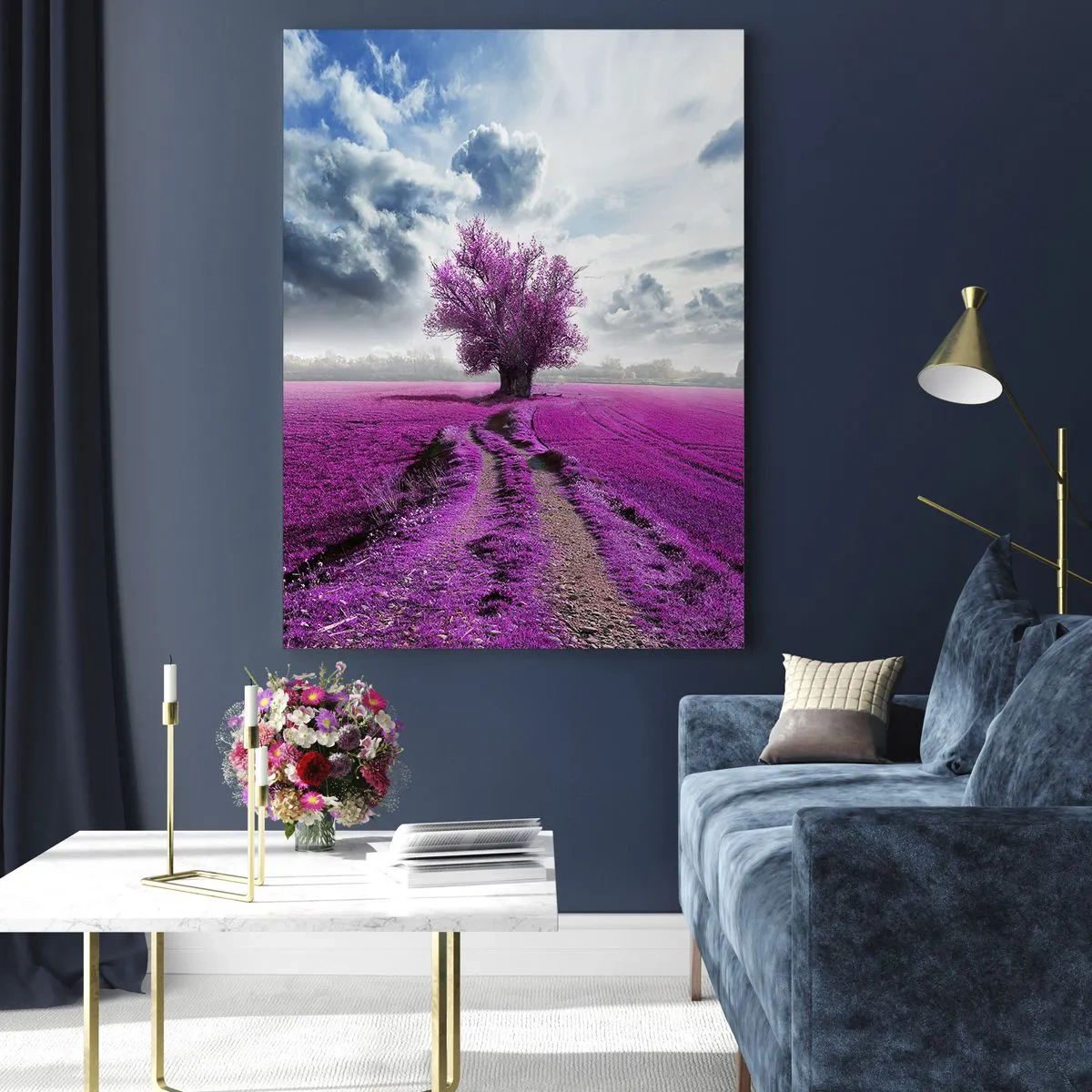 Obraz na szkle - Drzewo na wrzosowym polu pod dynamicznym niebem - 50x70cm - Wrzosowisko - uroczysko - Nowoczesna dekoracja ścienna do salonu, kuchni i sypialni ARTTOR