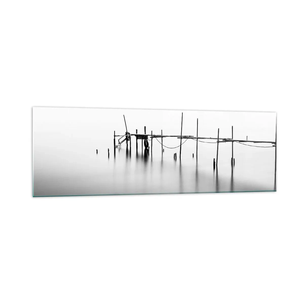 Obraz na szkle - Czarno-biały pomost zanurzony w mglistym krajobrazie - 160x50cm - A jeśli świata nie ma? - Nowoczesna dekoracja ścienna do salonu i sypialni ARTTOR
