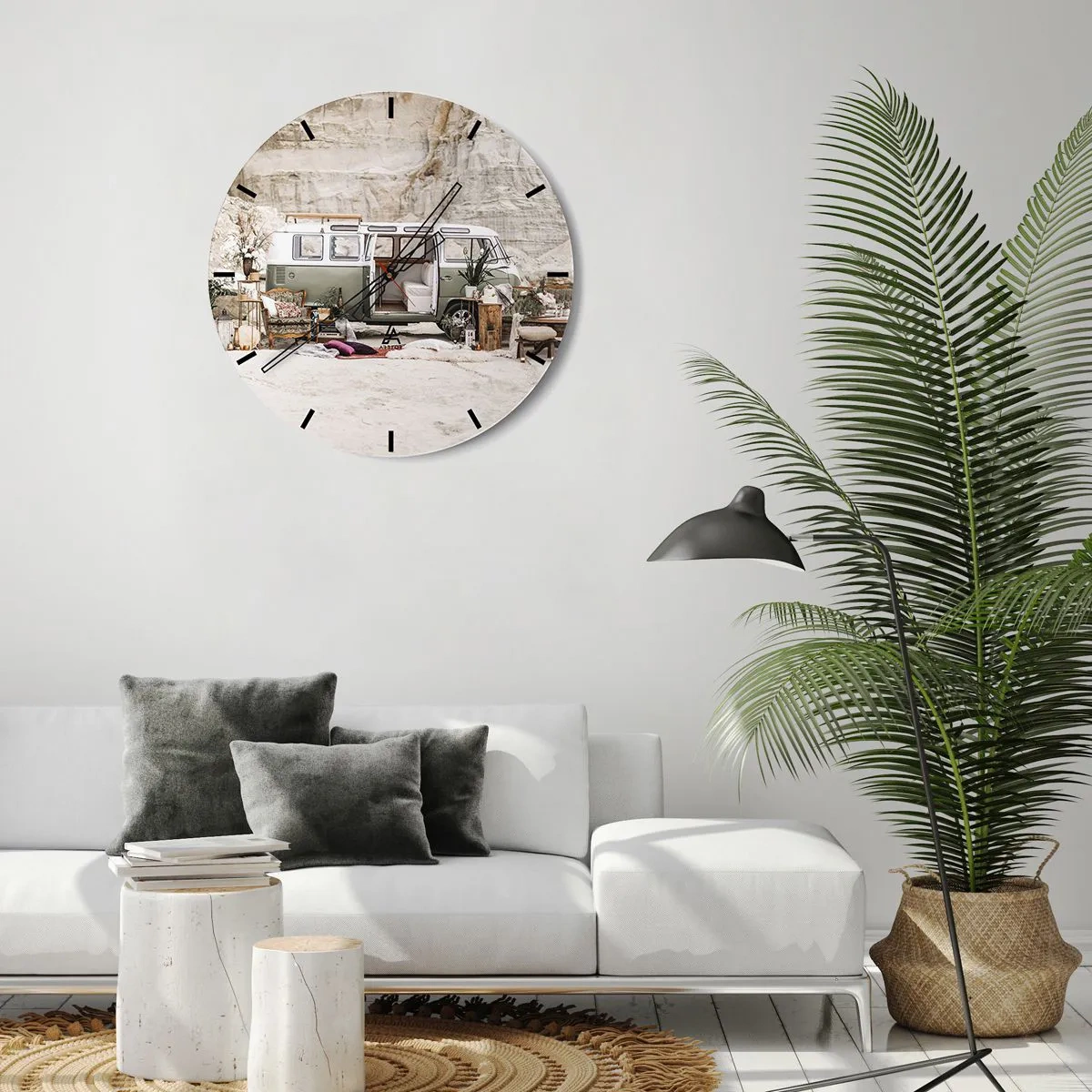 Zegar ścienny - Kamperski pojazd z elementami dekoracyjnymi na tle naturalnego krajobrazu - 30x30cm - Podróż czas zacząć - Nowoczesna dekoracja ścienna do salonu, kuchni i sypialni ARTTOR