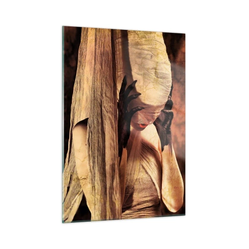 Obraz na szkle - Tajemnicza kobieta w otoczeniu złocistych tkanin - 50x70cm - Między dobrem a złem - Nowoczesna dekoracja ścienna do salonu, kuchni i sypialni ARTTOR