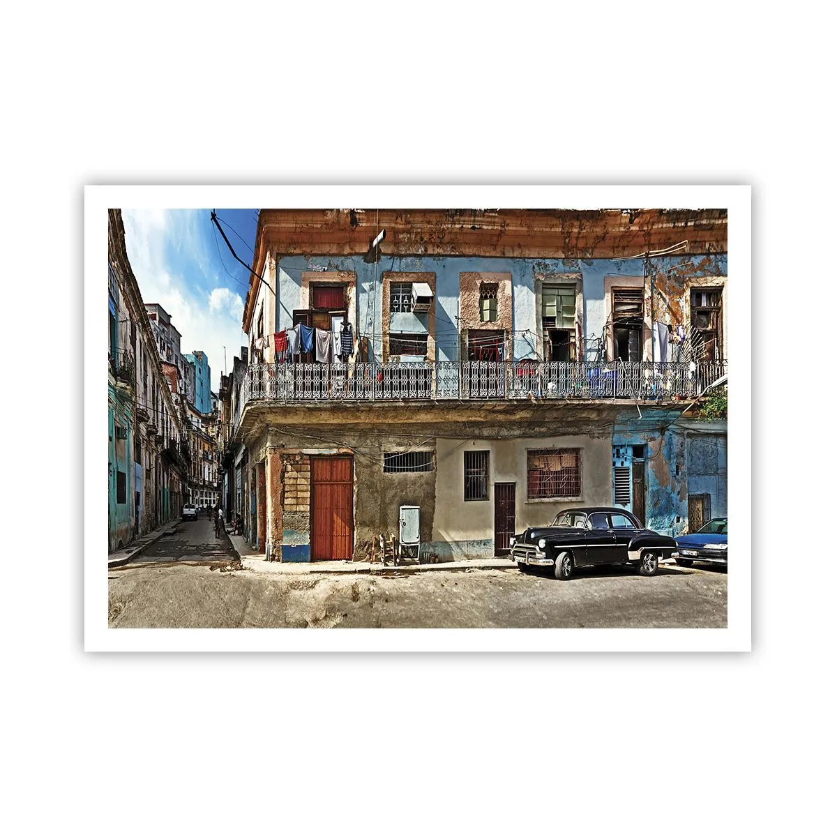 Plakat - Kolorowe kamienice i klasyczny samochód w miejskim krajobrazie - 100x70cm - Hawańskie klimaty - Nowoczesna dekoracja ścienna do salonu i sypialni ARTTOR