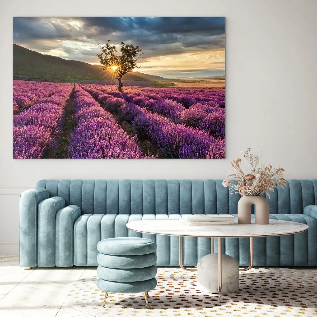 Obraz na szkle - Pole lawendy z samotnym drzewem w promieniach zachodzącego słońca - 70x50cm - Aromat w kolorze lila - Nowoczesna dekoracja ścienna do salonu i sypialni ARTTOR