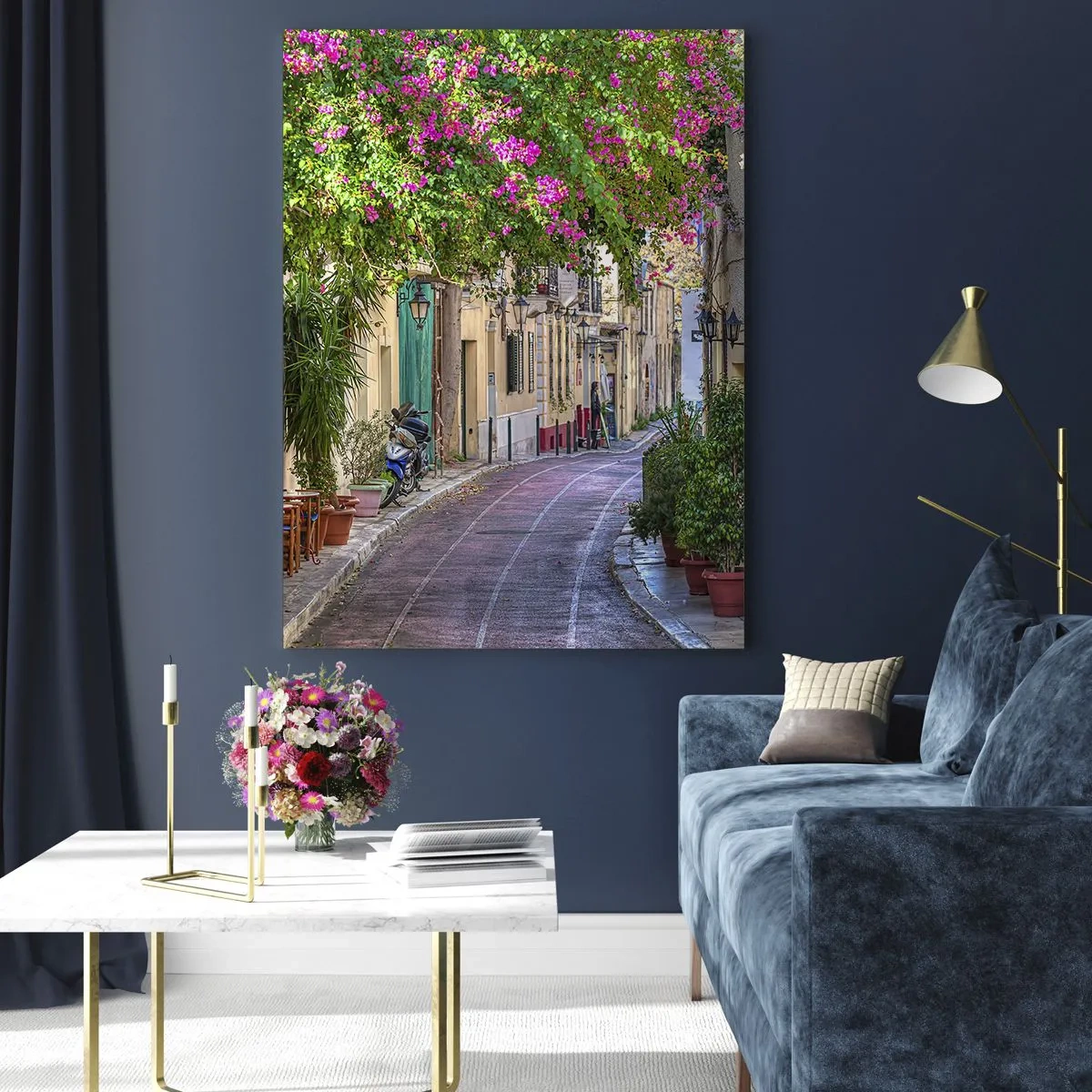 Obraz na szkle - Urokliwa ulica z kwitnącymi drzewami - 50x70cm - Kwitnący zaułek - Nowoczesna dekoracja ścienna do salonu, kuchni i sypialni ARTTOR