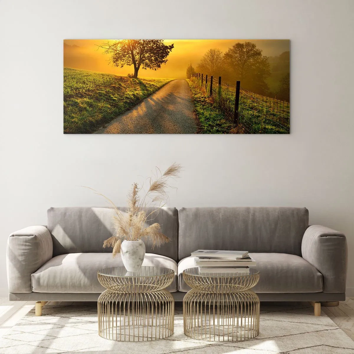 Obraz na szkle - Malownicza droga o zachodzie słońca z samotnym drzewem na tle - 120x50cm - Miodne popołudnie - Nowoczesna dekoracja ścienna do salonu i sypialni ARTTOR