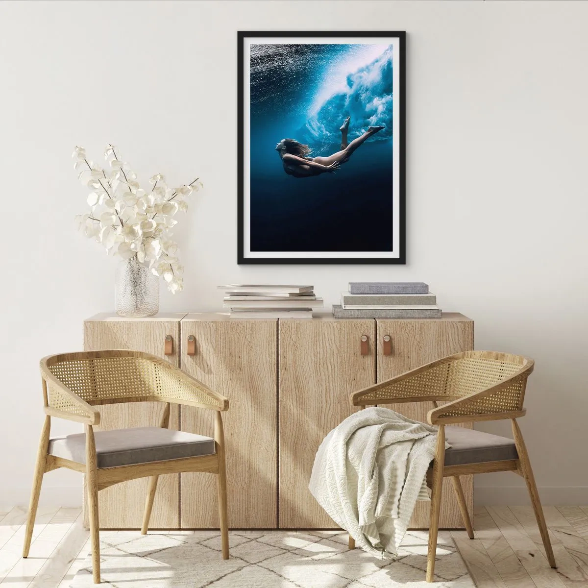 Plakat w czarnej ramie - Kobieta płynąca pod wodą w otoczeniu bąbelków i fal - 50x70cm - Współczesna syrena - Nowoczesna dekoracja ścienna do salonu i sypialni ARTTOR