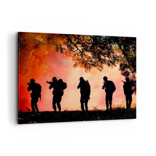 Obraz na płótnie - Sylwetki żołnierzy w lesie na tle pomarańczowego nieba - 100x70cm - …Wszyscy za jednego. - Nowoczesna dekoracja ścienna do salonu, kuchni i sypialni ARTTOR