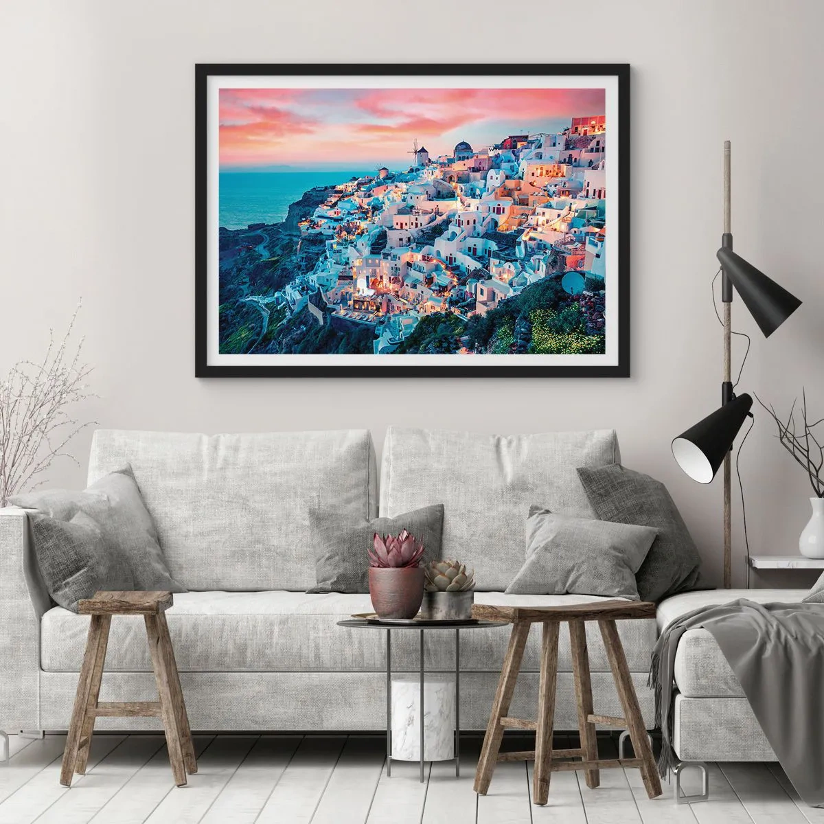 Plakat w czarnej ramie - Santorini o zachodzie słońca z białymi budynkami na wzgórzu - 70x50cm - Twoje wielkie greckie wakacje - Nowoczesna dekoracja ścienna do salonu i sypialni ARTTOR