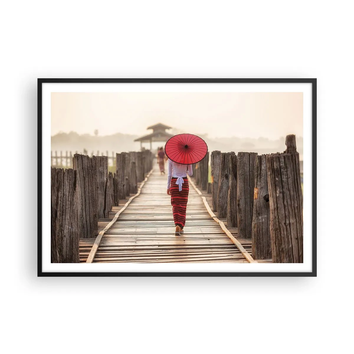 Plakat w czarnej ramie - Kobieta z czerwonym parasolem na drewnianym moście - 100x70cm - Na starym moście - Nowoczesna dekoracja ścienna do salonu i sypialni ARTTOR