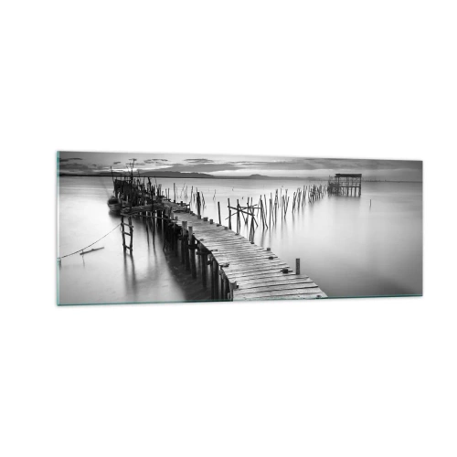 Obraz na szkle - Drewniany pomost na spokojnym jeziorze w odcieniach szarości - 140x50cm - Spokój zapomnianego brzegu - Nowoczesna dekoracja ścienna do salonu i sypialni ARTTOR