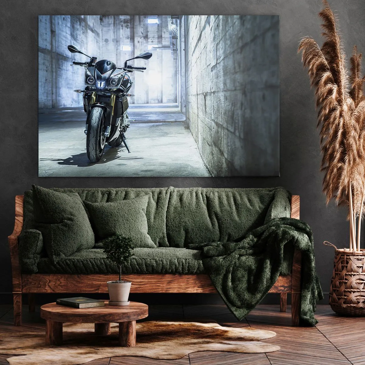 Obraz na płótnie - Nowoczesny motocykl w industrialnym wnętrzu - 70x50cm - Zanim zawyje silnik - Nowoczesna dekoracja ścienna do salonu i sypialni ARTTOR