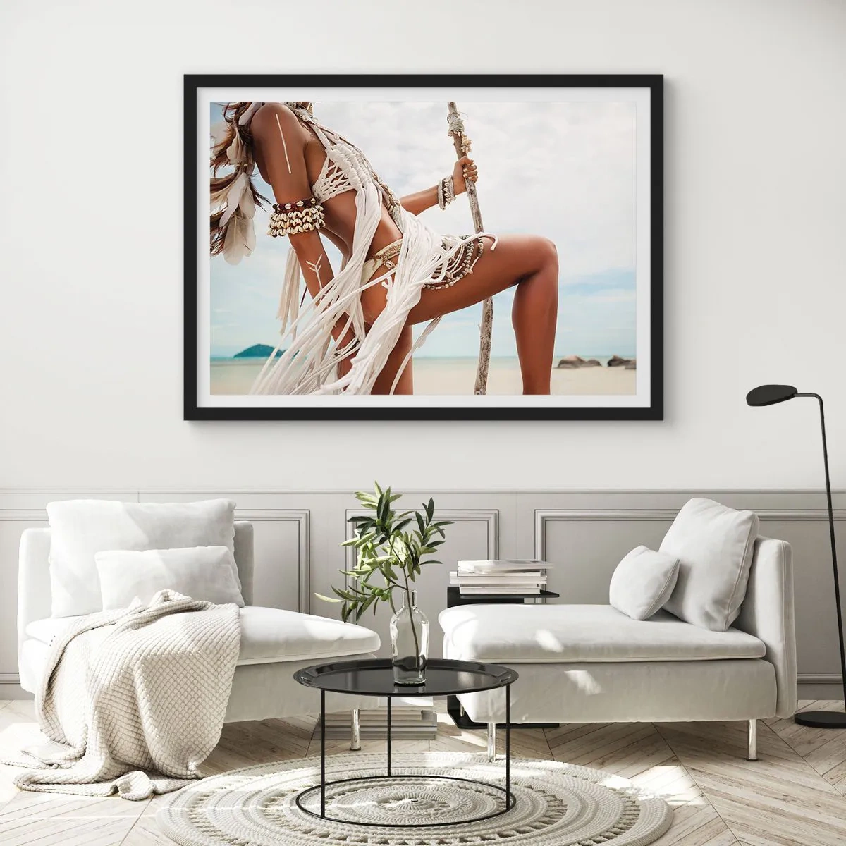 Plakat w czarnej ramie - Postać kobiety w etnicznych ozdobach i stroju na tle tropikalnego krajobrazu - 70x50cm - Kapłanka słońca - Nowoczesna dekoracja ścienna do salonu i sypialni ARTTOR