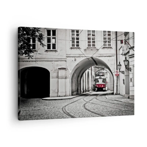 Obraz na płótnie - Czarno-biały tramwaj w zabytkowej uliczce miasta - 70x50cm - Przez miejski labirynt - Nowoczesna dekoracja ścienna do salonu i sypialni ARTTOR