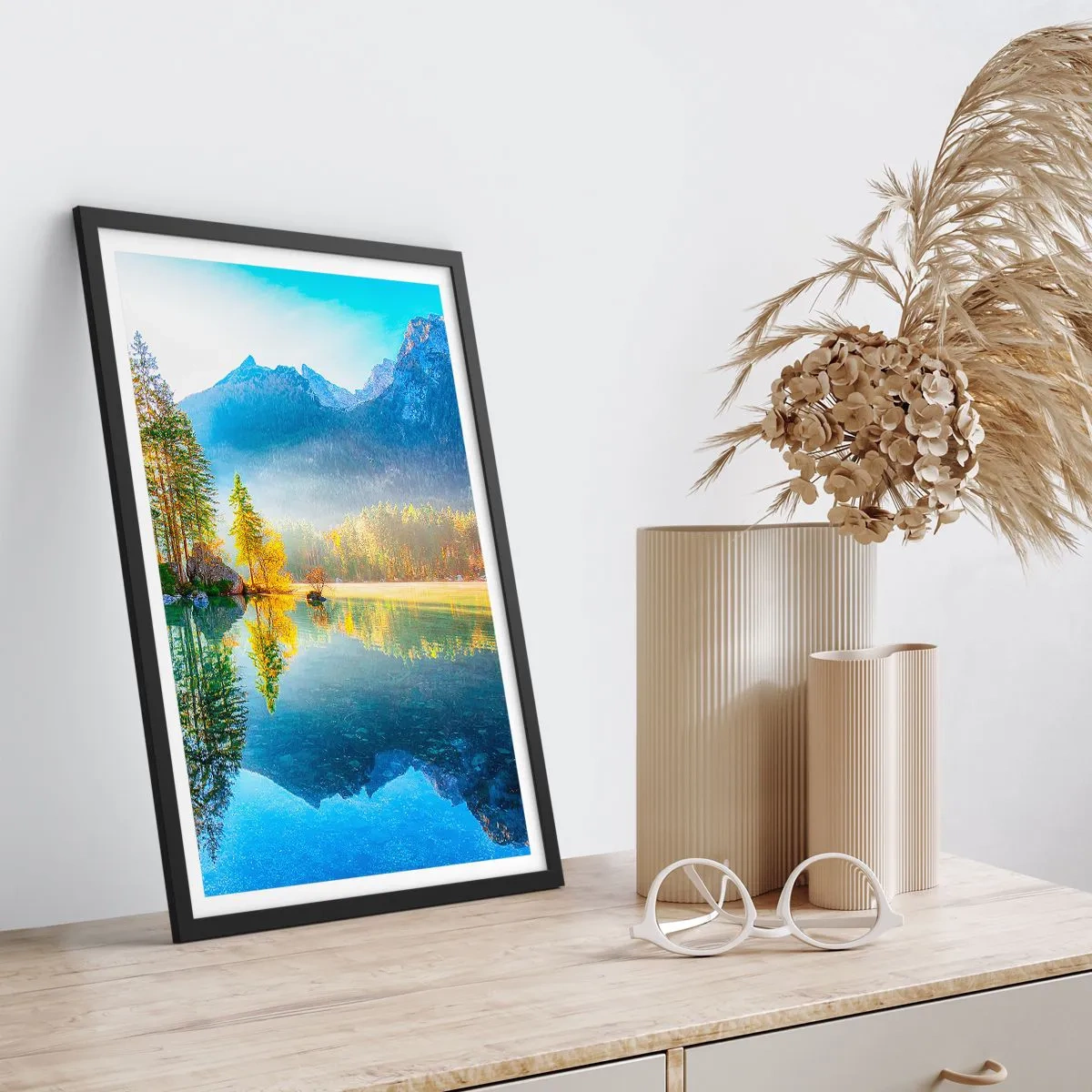 Plakat w czarnej ramie - Górskie jezioro otoczone lasem i szczytami odbijającymi się w wodzie - 50x70cm - Majestat i słodycz - Nowoczesna dekoracja ścienna do salonu i sypialni ARTTOR