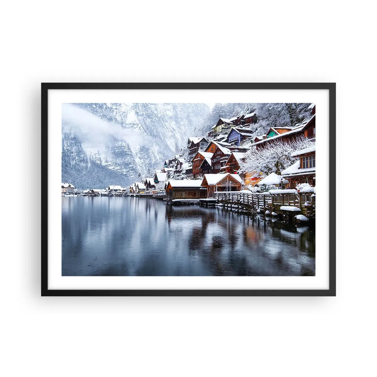 Plakat w czarnej ramie - Zimowy widok na górską miejscowość nad jeziorem - 70x50cm - W zimowej dekoracji - Nowoczesna dekoracja ścienna do salonu i sypialni ARTTOR