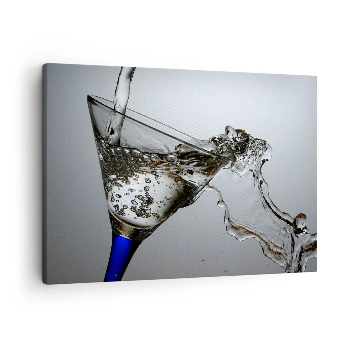 Obraz na płótnie - Szklanka z wodą w ruchu na jasnym tle - 70x50cm - Krystaliczna woda w kryształowym szkle - Nowoczesna dekoracja ścienna do salonu i sypialni ARTTOR