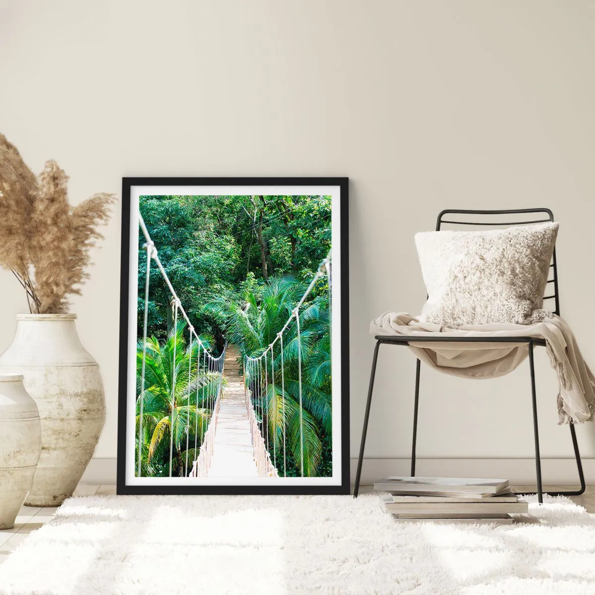 Plakat w czarnej ramie - Wiszący most w tropikalnym lesie deszczowym - 50x70cm - Welcome to the jungle! - Nowoczesna dekoracja ścienna do salonu i sypialni ARTTOR