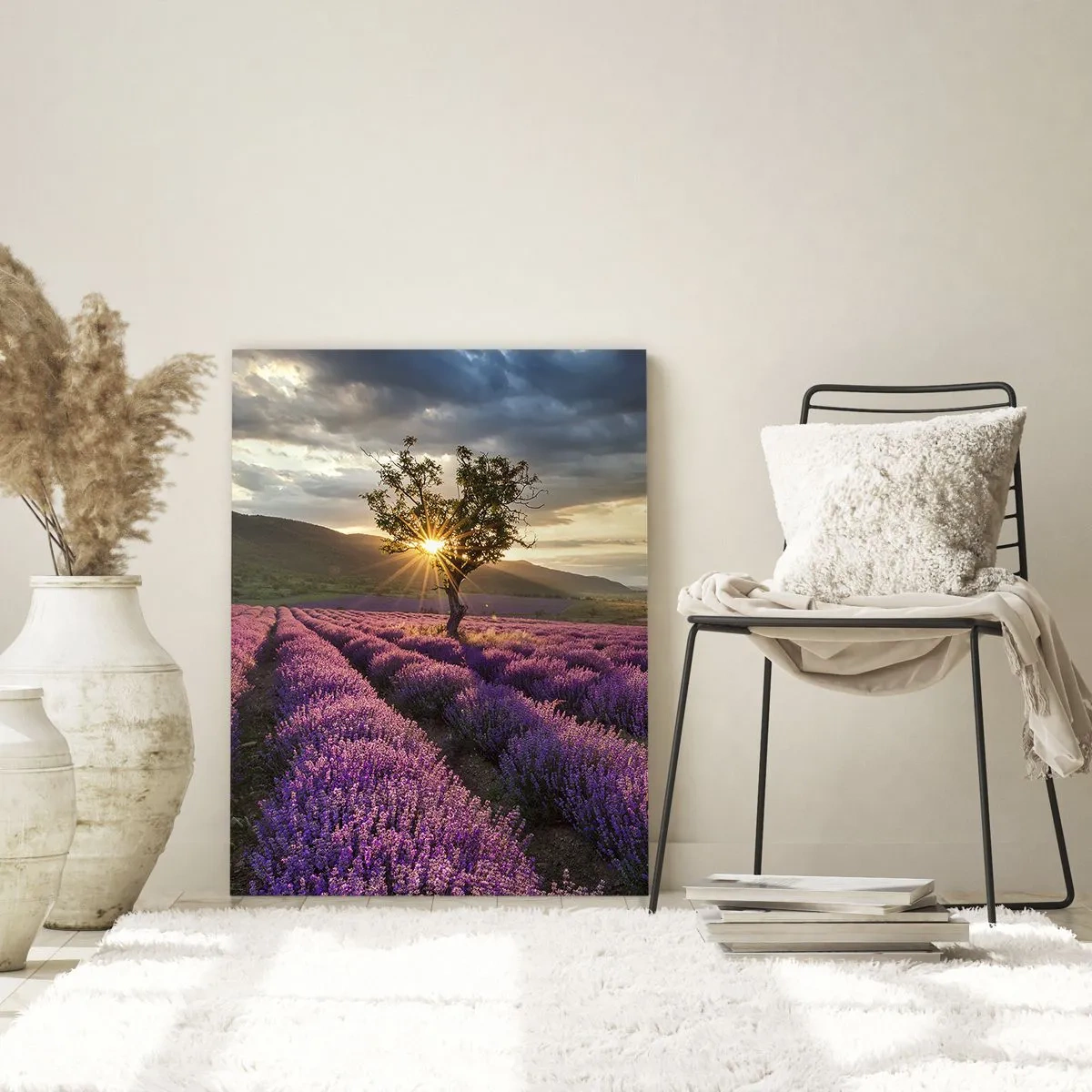 Obraz na szkle - Pole lawendy z samotnym drzewem w promieniach zachodzącego słońca - 50x70cm - Aromat w kolorze lila - Nowoczesna dekoracja ścienna do salonu, kuchni i sypialni ARTTOR