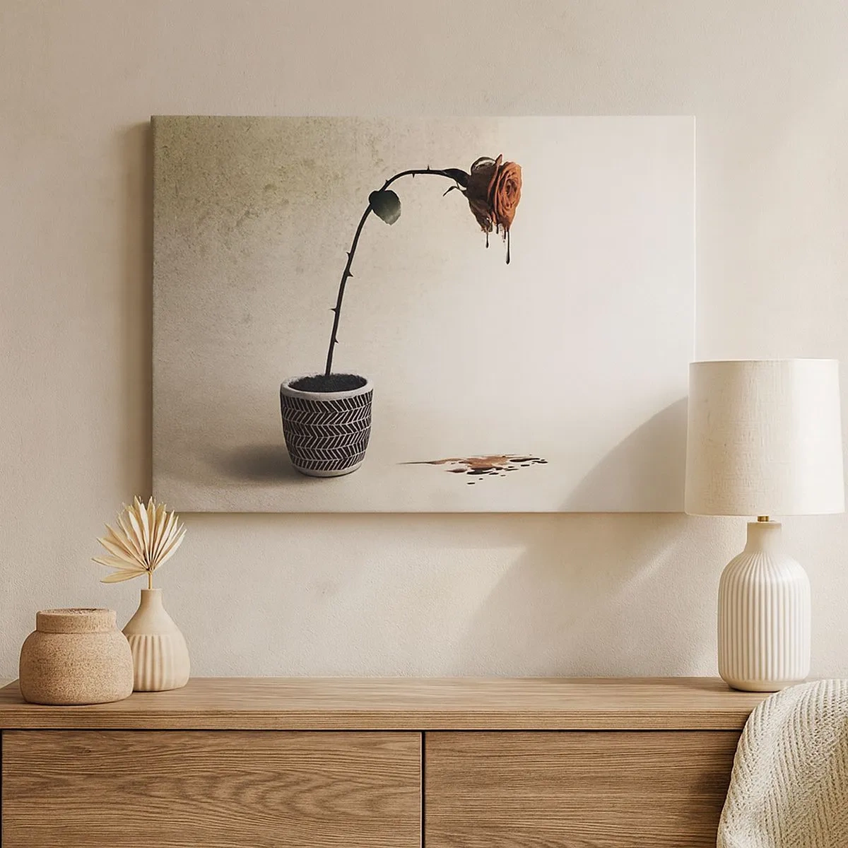 Obraz na płótnie - Czerwona róża w doniczce z kroplami barwnika na białym tle - 70x50cm - Rosa dolorosa - Nowoczesna dekoracja ścienna do salonu i sypialni ARTTOR