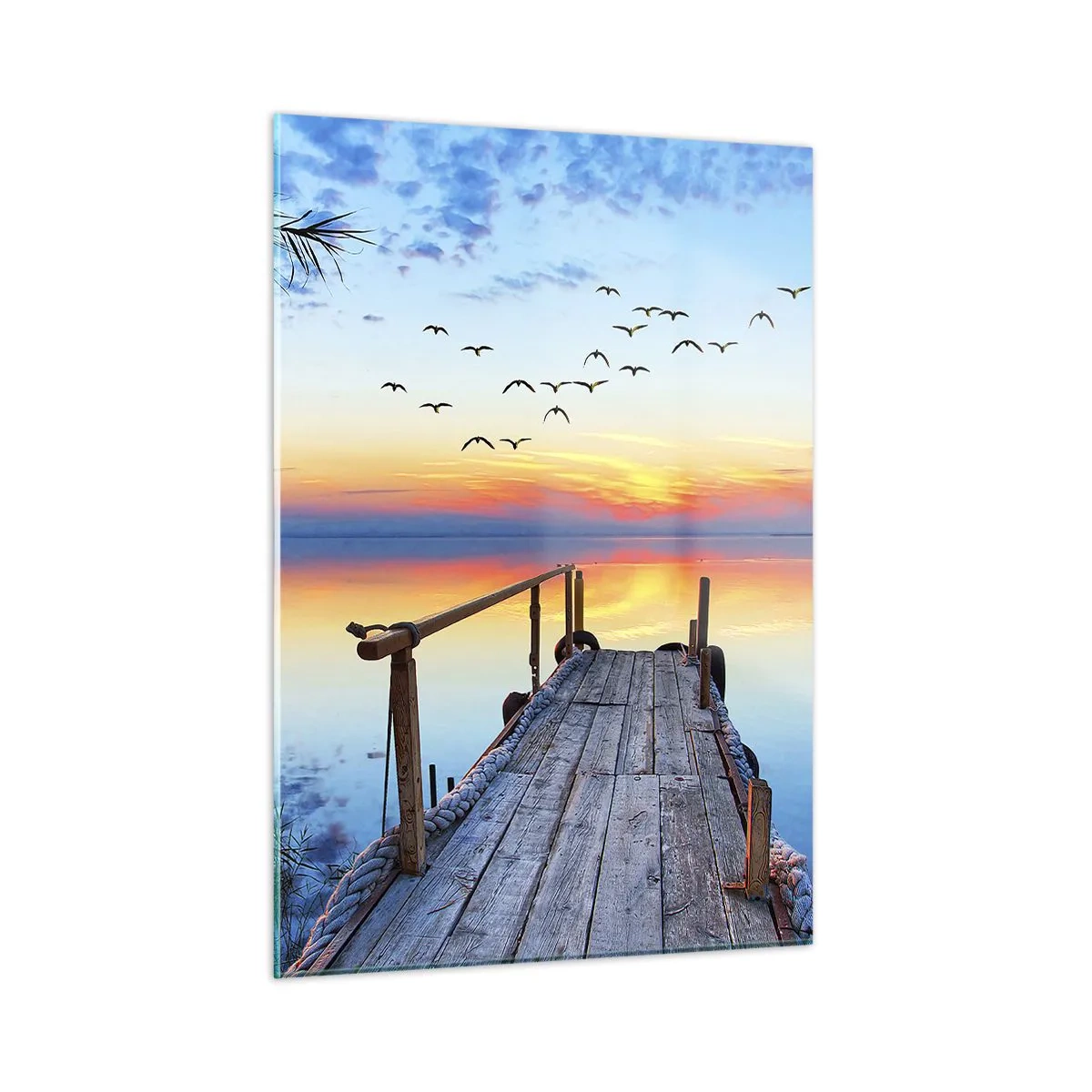 Obraz na szkle - Drewniany pomost nad jeziorem o zachodzie słońca z lecącym kluczem ptaków - 50x70cm - Pora wracać… - Nowoczesna dekoracja ścienna do salonu, kuchni i sypialni ARTTOR