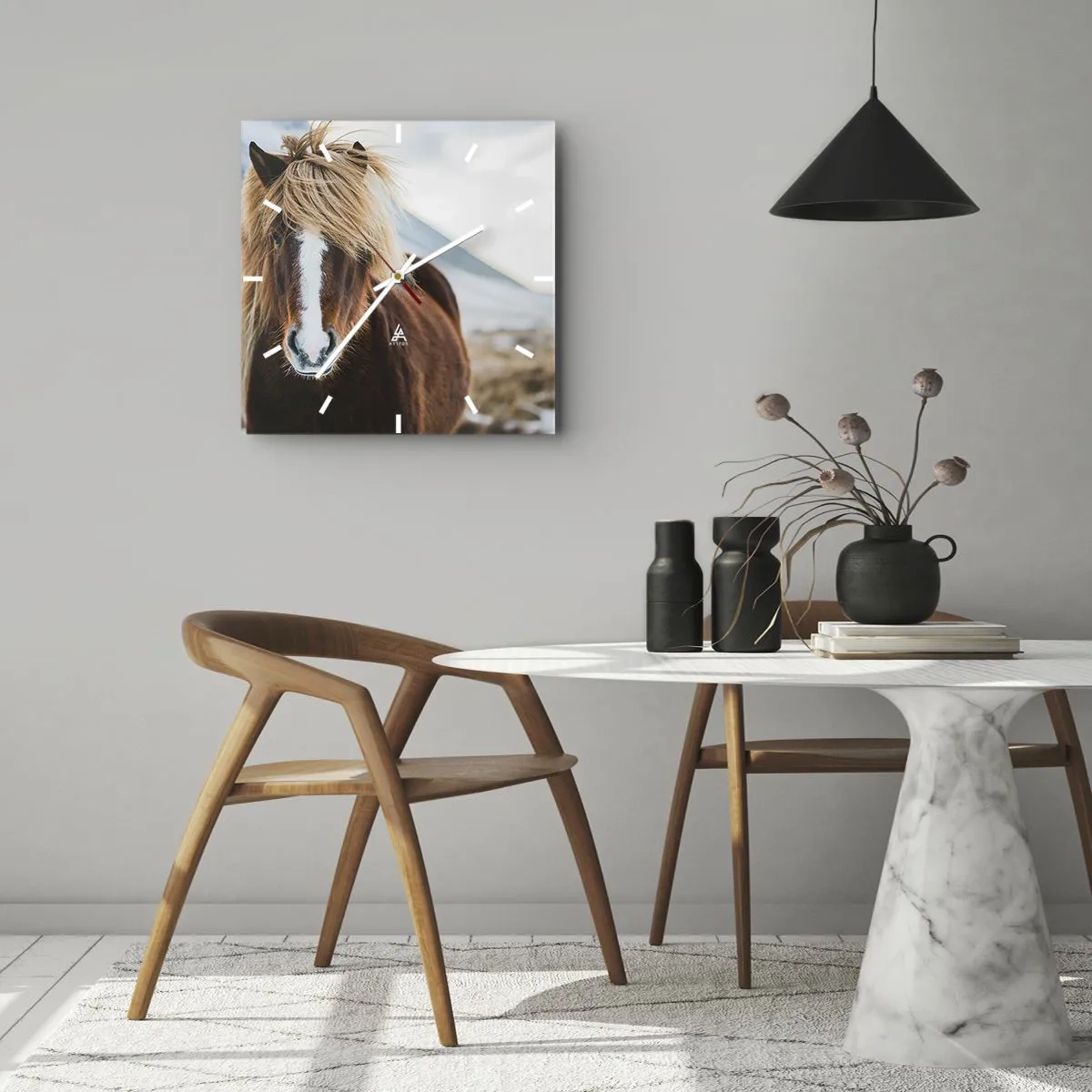Zegar ścienny - Koń islandzki na tle górskiego krajobrazu - 30x30cm - Czujesz wolność? - Nowoczesna dekoracja ścienna do salonu i sypialni ARTTOR