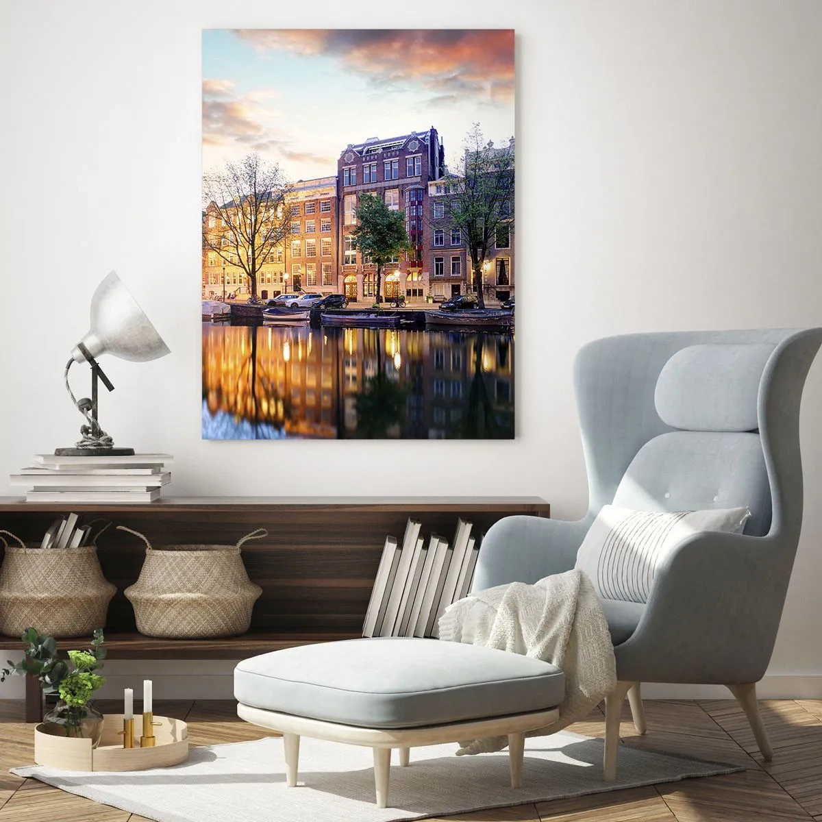 Obraz na szkle - Kanał w Amsterdamie o zachodzie słońca z odbiciem w wodzie - 50x70cm - Powściągliwe i spokojne holenderskie piękno - Nowoczesna dekoracja ścienna do salonu, kuchni i sypialni ARTTOR
