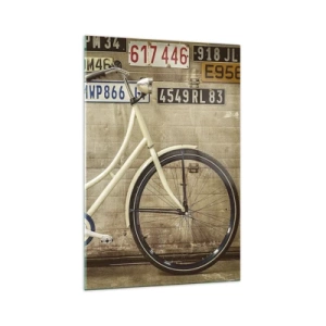 Obraz na szkle - Retro rower na tle ściany ozdobionej tablicami rejestracyjnymi - 70x100cm - Bez kompleksów - Nowoczesna dekoracja ścienna do salonu i sypialni ARTTOR