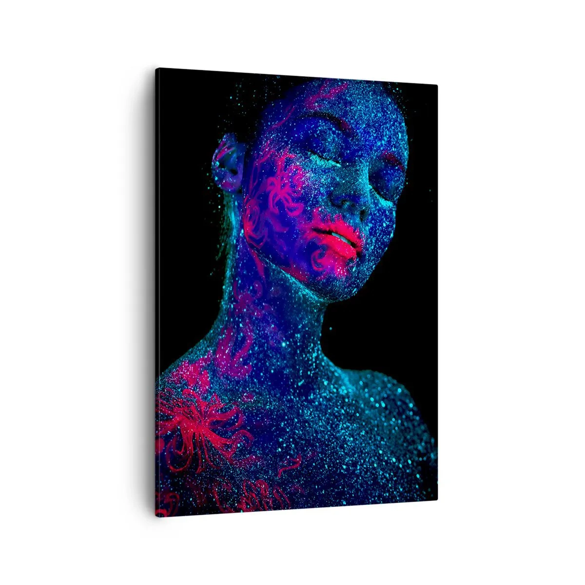 Obraz na płótnie - Portret kobiety z fluorescencyjnymi wzorami na ciele w świetle UV - 50x70cm - W gwiezdnym pyle - Nowoczesna dekoracja ścienna do salonu, kuchni i sypialni ARTTOR
