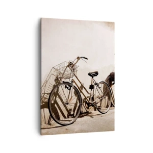 Obraz na płótnie - Rower z koszem oparty o jasną ścianę w retro stylu - 50x70cm - Niezapomniany urok przeszłości - Nowoczesna dekoracja ścienna do salonu, kuchni i sypialni ARTTOR