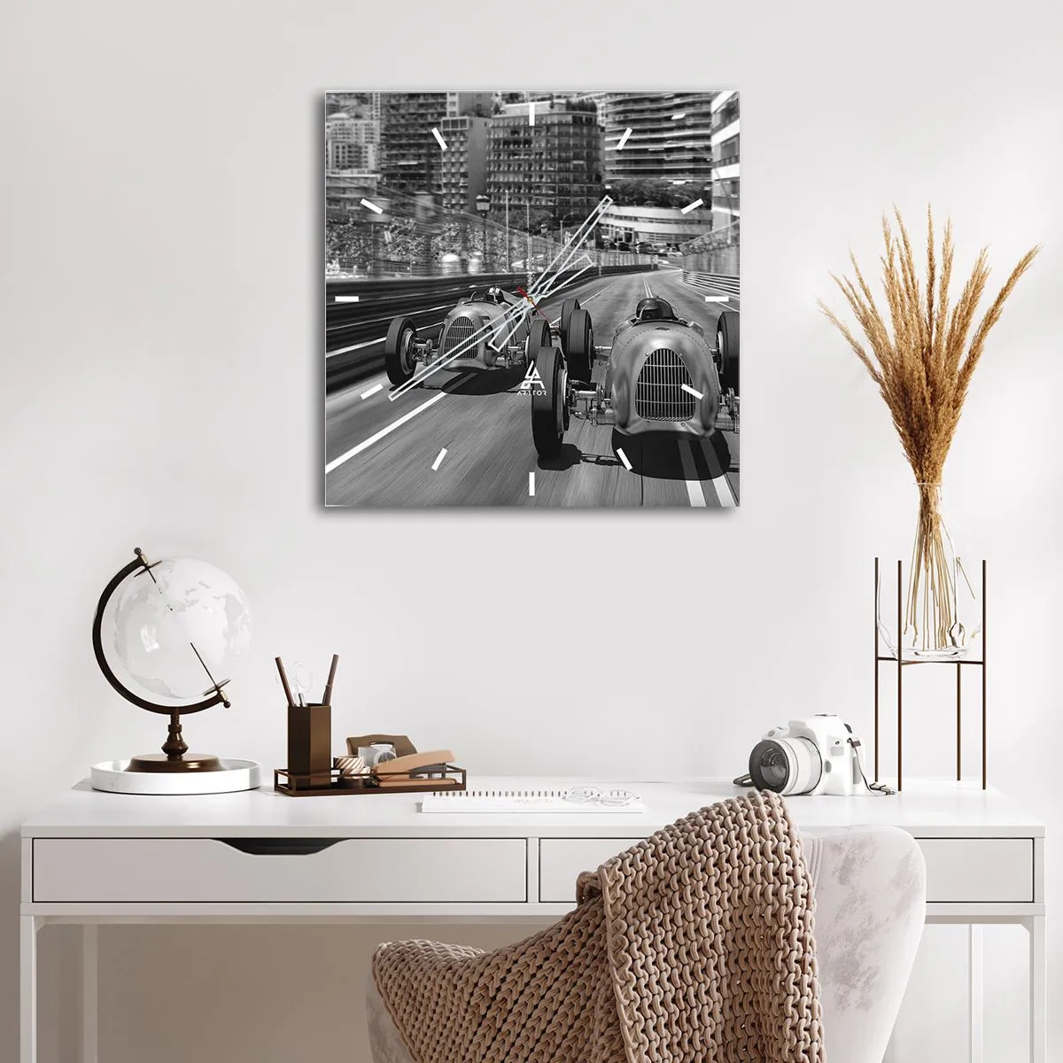 Zegar ścienny - Monochromatyczna scena wyścigu retro samochodów - 30x30cm - Dawno temu w Monte Carlo - Nowoczesna dekoracja ścienna do salonu i sypialni ARTTOR