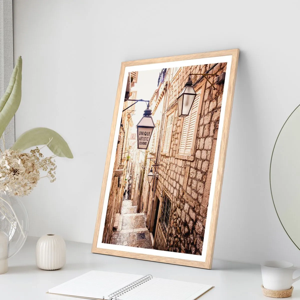 Plakat w ramie jasny dąb - Urokliwy zaułek - 70x100 cm
