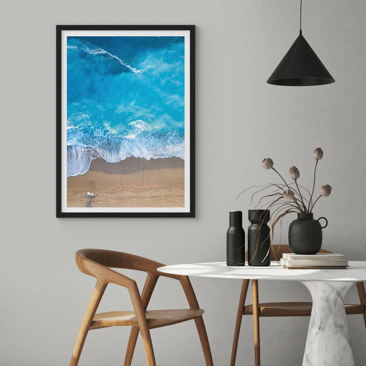 Plakat w czarnej ramie - Widok z lotu ptaka na fale oceanu rozbijające się o brzeg - 50x70cm - Siła błękitu - Nowoczesna dekoracja ścienna do salonu i sypialni ARTTOR