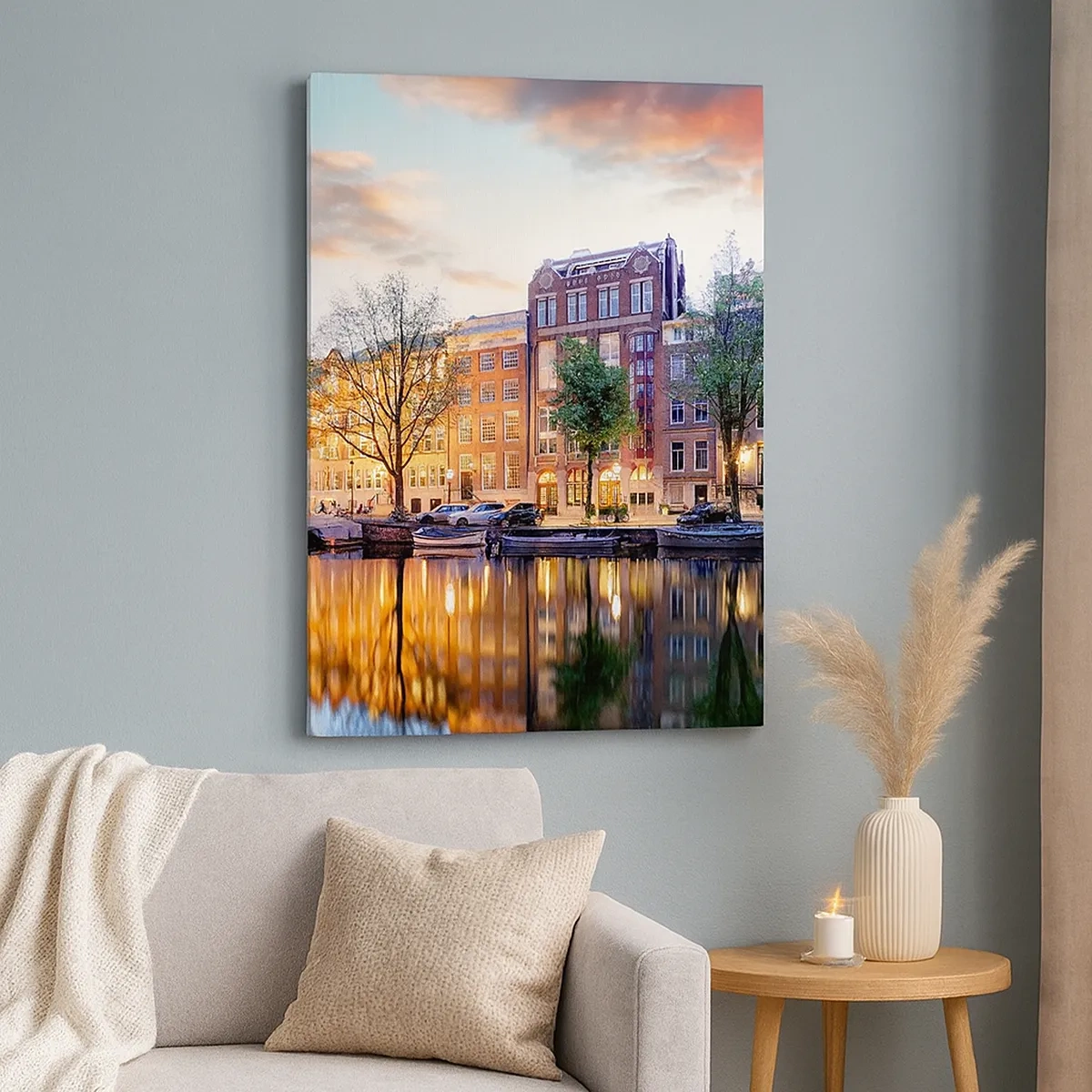 Obraz na płótnie - Kanały Amsterdamu z odbiciem świateł w wodzie - 50x70cm - Powściągliwe i spokojne holenderskie piękno - Nowoczesna dekoracja ścienna do salonu, kuchni i sypialni ARTTOR