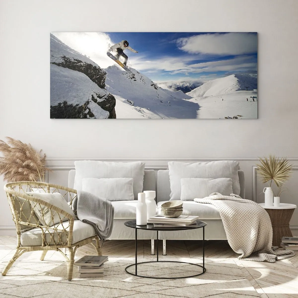 Obraz na szkle - Snowboardzista skaczący z urwiska na tle ośnieżonych gór - 160x50cm - Wolność bez granic - Nowoczesna dekoracja ścienna do salonu i sypialni ARTTOR