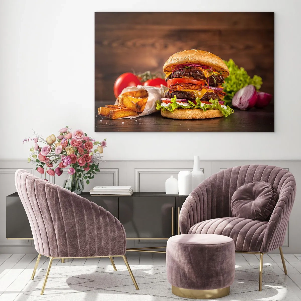 Obraz na szkle - Soczysty burger z dodatkami i frytkami na drewnianym tle - 100x70cm - Zakazany owoc - Nowoczesna dekoracja ścienna do salonu, kuchni i sypialni ARTTOR