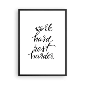 Plakat w czarnej ramie - Motywujący napis 'Work hard rest harder' na białym tle - 50x70cm - Życiowa równowaga - Nowoczesna dekoracja ścienna do salonu i sypialni ARTTOR
