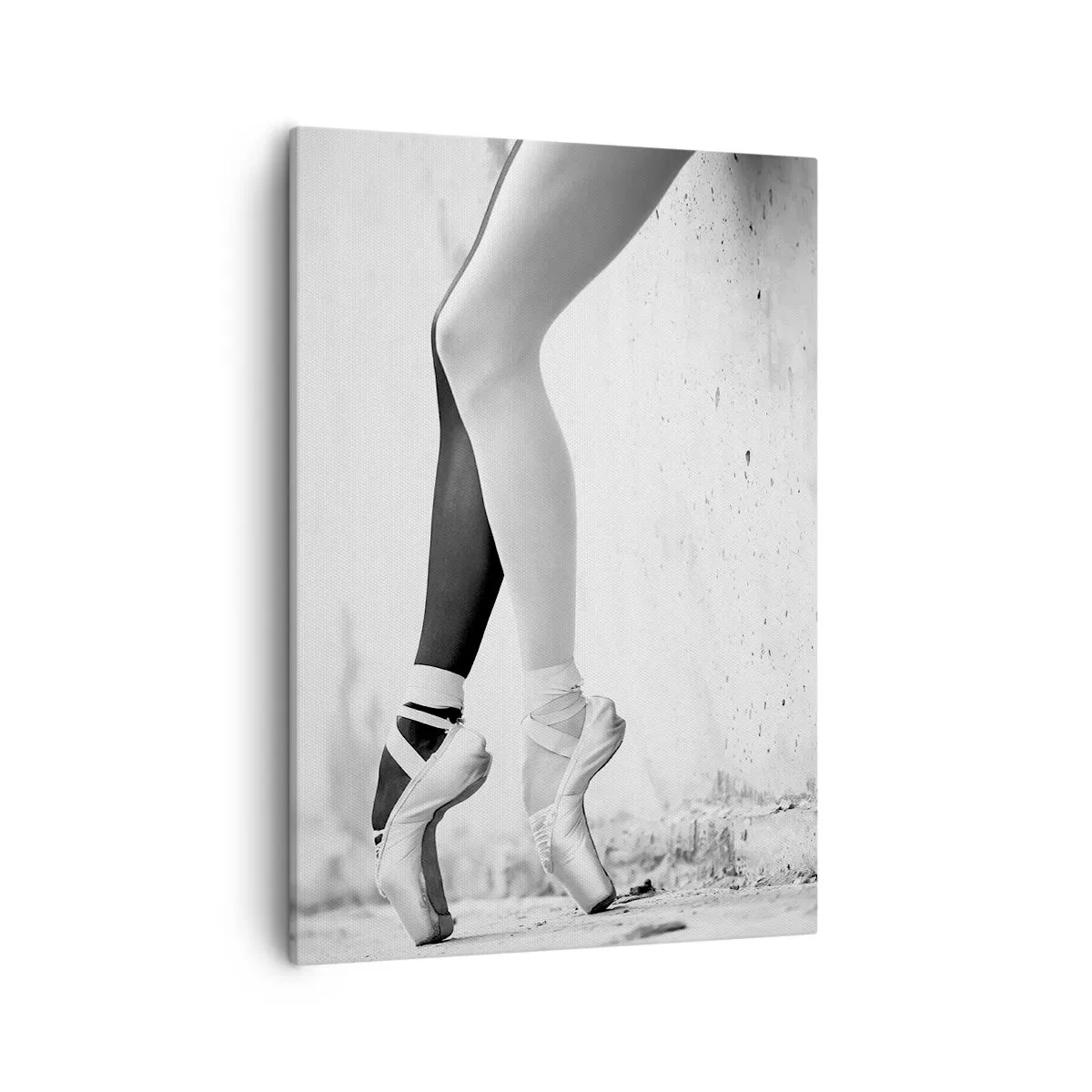 Obraz na płótnie - Czarno-biała fotografia nóg baletnicy w pointach i kontrastowych rajstopach - 50x70cm - Balerina, voila! - Nowoczesna dekoracja ścienna do salonu, kuchni i sypialni ARTTOR
