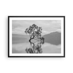 Plakat w czarnej ramie - Samotne drzewo odbijające się w wodzie na tle gór - 70x50cm - Jest taki kraj - Nowoczesna dekoracja ścienna do salonu i sypialni ARTTOR